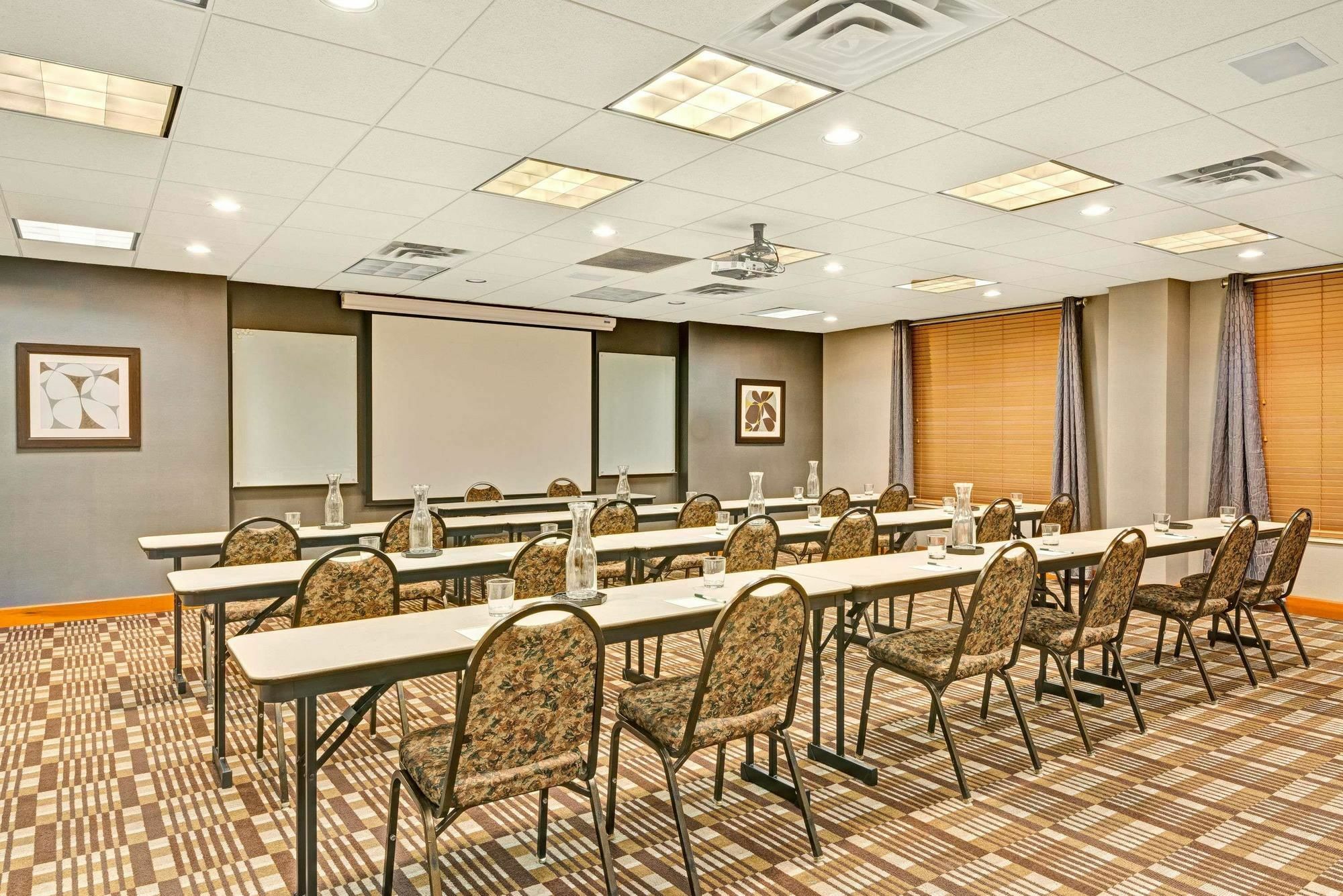 Wingate By Wyndham Cincinnati Blue Ash Exterior foto